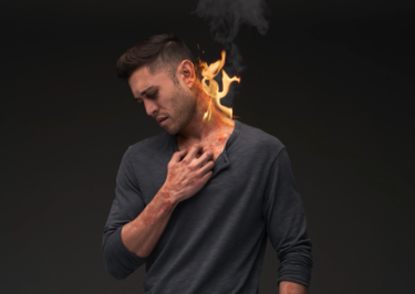 Un uomo con dermatite atopica non reale si gratta le lesioni diffuse sul collo mentre guarda verso il basso